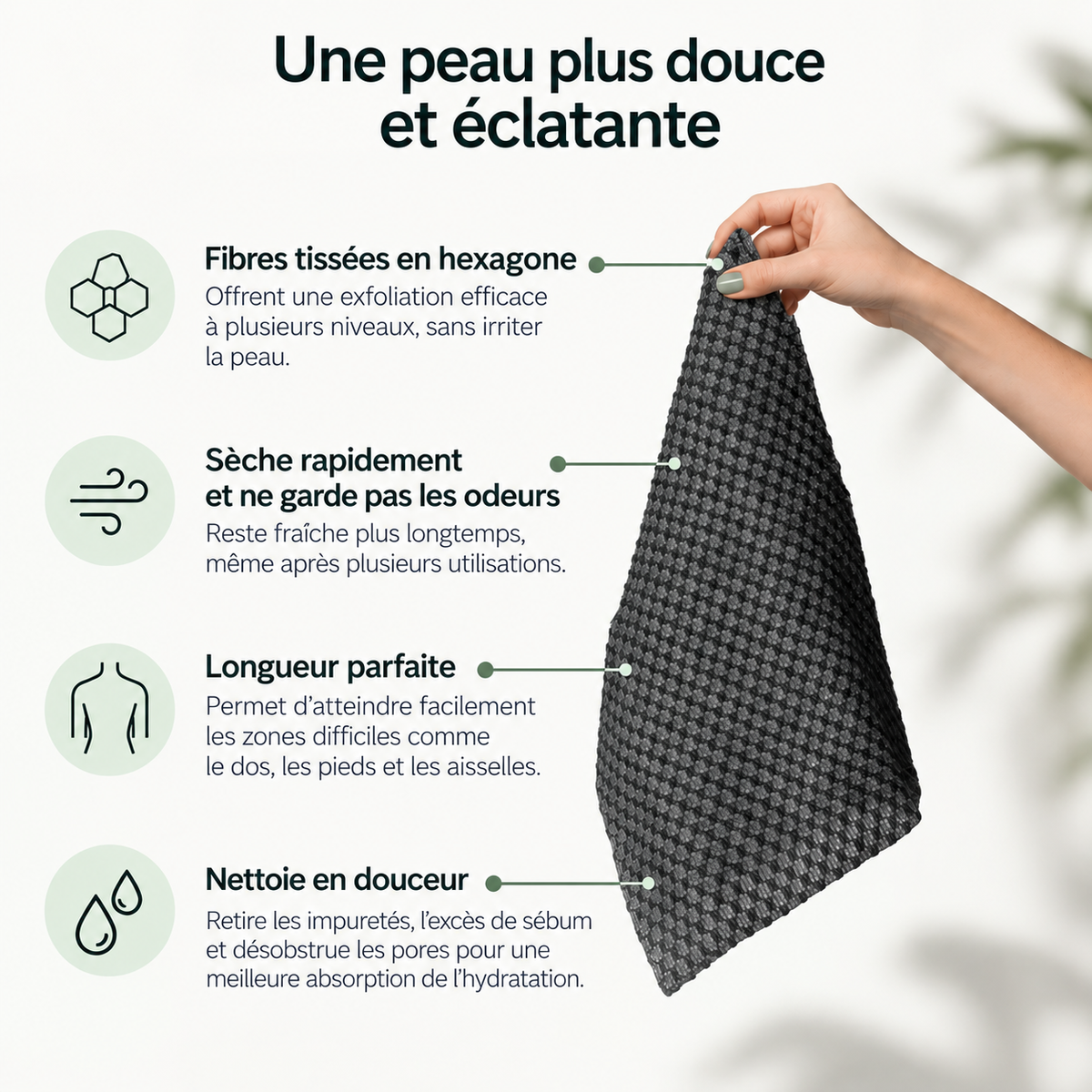 Serviette exfoliante noire et grise La Serviette 360 de Jociia, tenue à la main, avec fibres hexagonales, séchage rapide et format allongé pour le dos.