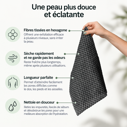 Serviette exfoliante noire et grise La Serviette 360 de Jociia, tenue à la main, avec fibres hexagonales, séchage rapide et format allongé pour le dos.