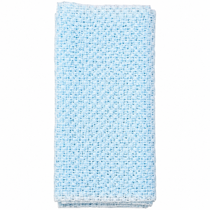 La Serviette 360 exfoliante bleu pâle de Jociia, au tissage ouvert et texturé, présentée pliée sur un fond blanc professionnel.